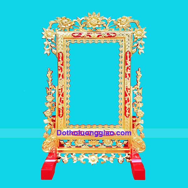 khung-anh-ban-tho-thep-vang