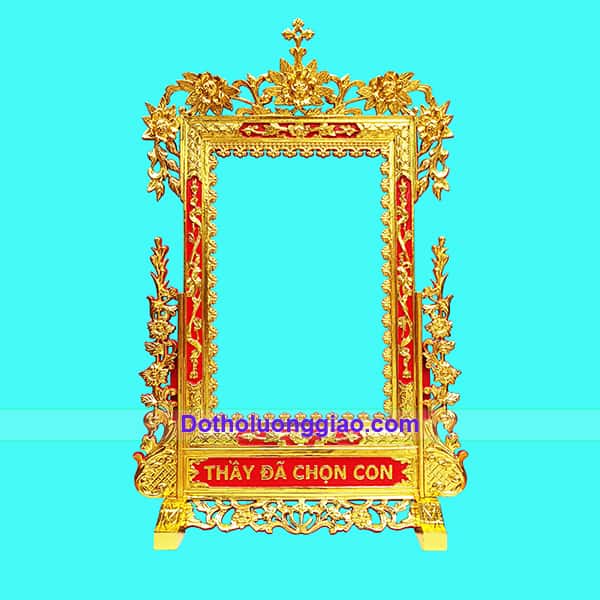 khung-anh-cong-giao-thep-vang