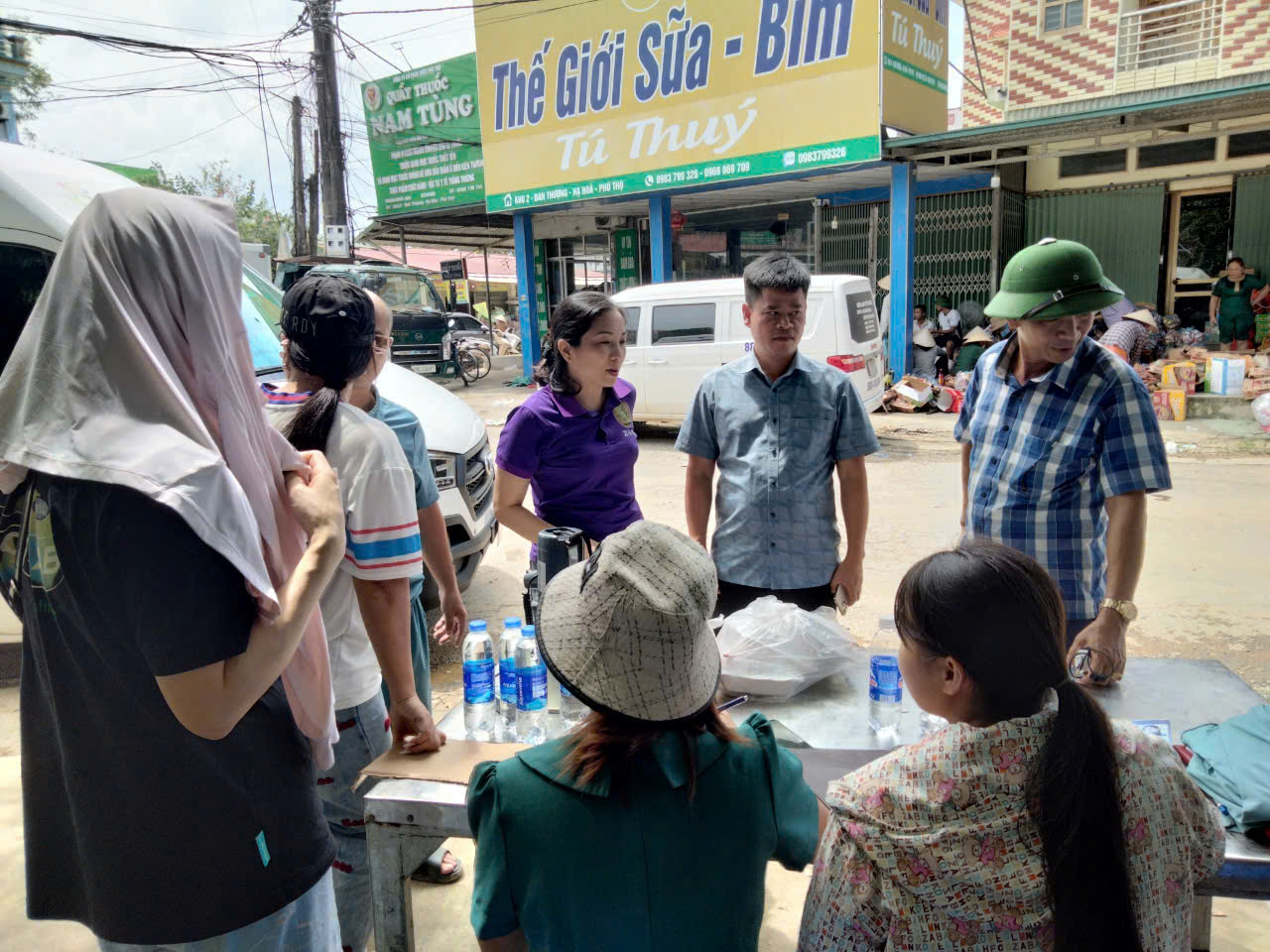 Hình ảnh chủ tịch làm việc cùng ban tiếp nhận tiếp tế