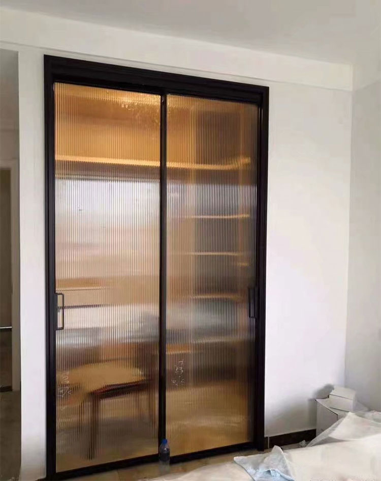 cua-lua-2-canh-khong-ray-duoi